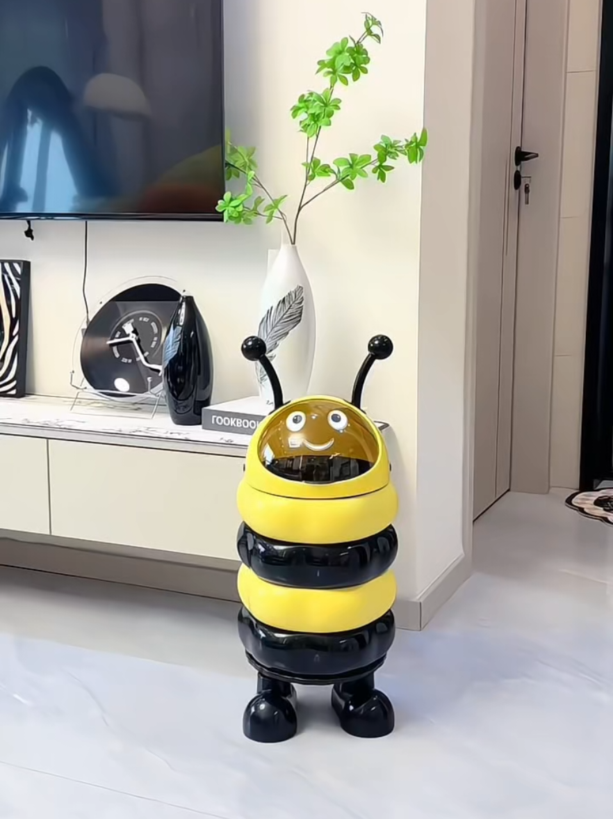 Thùng rác hình con ong nhỏ xinh này trông thật đáng yêu. Dù đặt ở bất kỳ góc nào cũng trông thật sống động-! #thungrac#thungracthongminh#thungdungrac#thungdungracsangtrong#xuhuong