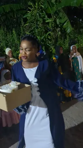 kazin kwangu sasa  sindoukafika mda wa cakee 🤣🤣 achana na cake mzingatie mleta cake 🍰🎂🔥 najisong lake 🤣🤣🤣 dear x kokote ulipo yako iyoo😂#uswahilinikwetu🤸🤗 #tanzaniatiktok🇹🇿🇹🇿 #kilapo#umbea 