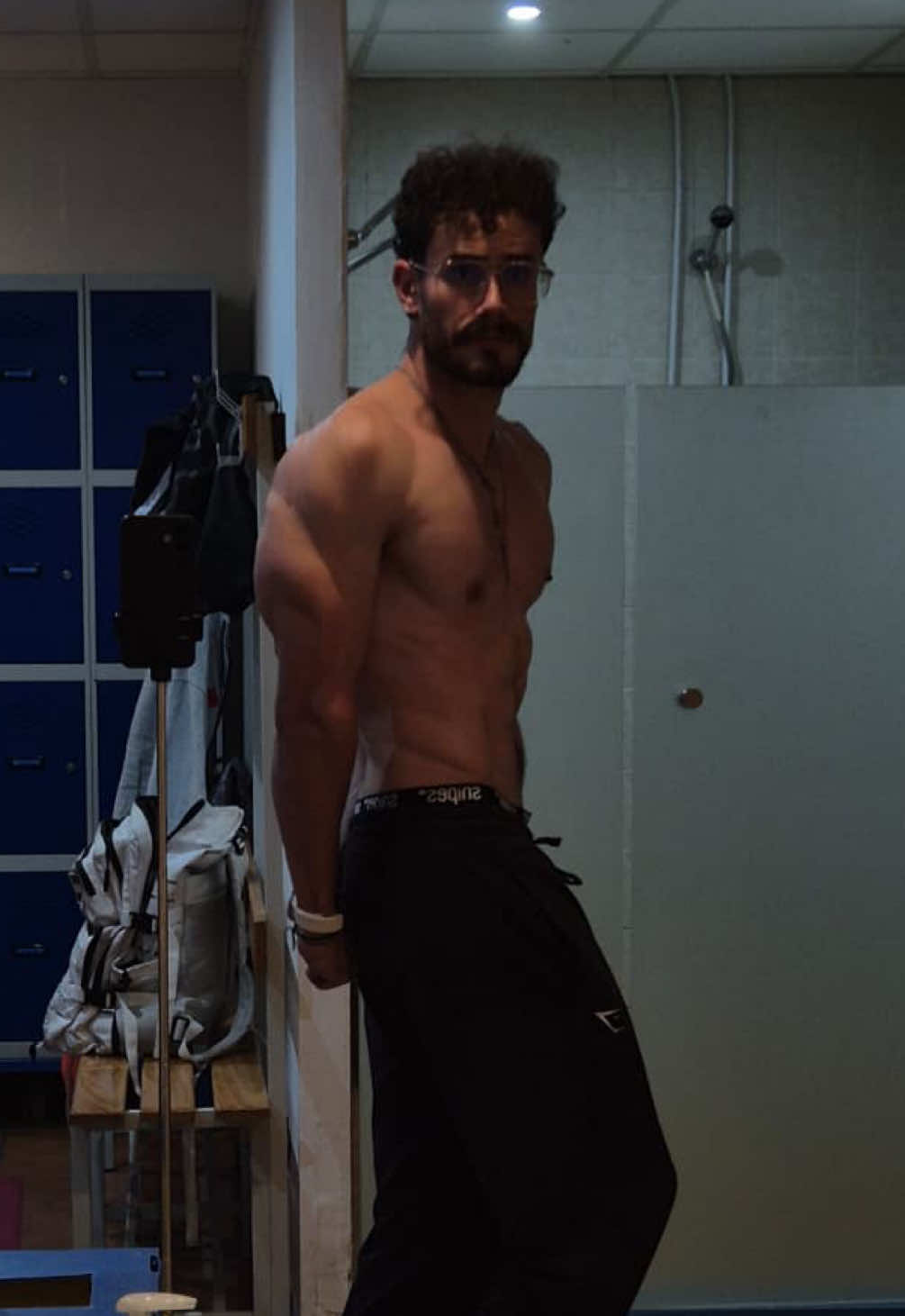 EMPUJES 2 DE MI RUTINA CON F2 1>HACKA: 2X5-7 RIR 0-1 2> HIP THRUST: 3X8-10 RIR 1 3>PRESS 15° MULTIPOWER : 1X 6-8 2X 8-10 RIR 1 4>PRESS MILITAR MAQUINA : 2X 8-10 RIR 0-1 5> FONDOS LASTRADOS : 3X 8-10 RIR 1-2 6> EXTENSION TRAS NUCA : 2X 8-10+ DROP SET Y ya estaria niño...pruebala y si no te gusta algo...COMENTA @fittrack.es  #gym #empujes #motivation #volumen #nolimits 