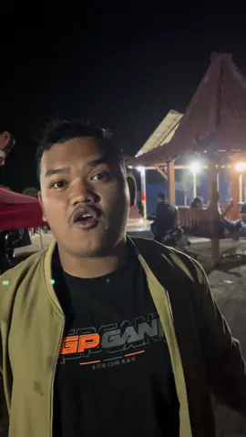 Laga panas di malam pembukaan KWK CUP I PONOROGO  Bersama sang pengamat bola voli @Gee🔥  @KWK GANK  #kwkcup #ponorogo24jam #cakbenjoel #fyp #jatim 