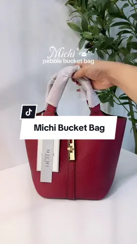 You can never go wrong with red. 😍 classy & spacious bucket bag from Michi! ✨❤️ #michibag #bucketbag #womensbag #pebblebucketbag #bagwithpouch