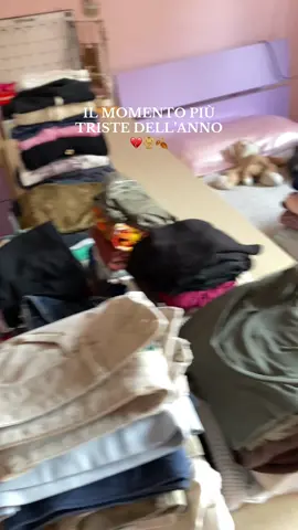 Questo è definitivamente il momento più triste dell’anno💔🍂🧥 #decluttering #wardroberefresh #autumndecluttering #fallclothes #cleaningreset 
