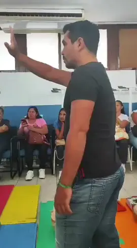 Crise Epilética ou  Crise Convulsiva.  O que fazer, para evitar que o paciente fique sem respirar. #Epilepsia# #Criseepiletica# #Criseconvulsiva#