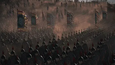 大汉南越战争（注意：南越并非今日越南，而是由秦朝旧将赵佗在秦亡后建立的一个地方政权），是汉朝与赵佗所建南越国之间的一场战争，发生在公元前二世纪末期。 回顾更早的历史——公元前221年，秦始皇完成六国统一，建立了强盛的秦帝国。秦帝国南征百越，设立南海、桂林、象三郡，将岭南纳入版图。然而秦亡之后，天下大乱，赵佗据岭南自立，建立南越国，自称“南越武王”，名义上奉汉为宗主，实则独立。 汉初国力尚弱，对南越采取安抚政策。至汉武帝即位，国力鼎盛，开始推行对外征伐政策。南越王赵建德拒不受命，并谋叛乱。汉武帝震怒，命陆贾、路博德、杨仆等将军南征。 公元前111年，汉军分三路进攻，水陆并进，攻势如雷。南越都城番禺（今广州）被攻破，赵佗后裔尽数被俘，南越灭亡。至此，岭南完全纳入汉朝版图，设立九郡，中央政权对南疆的统治由此确立。 汉南越之战，不仅结束了南越的独立局面，更标志着中华帝国南疆的完全统一，为后世两千年的中国版图奠定了基础。 #totalwar #threekingdoms #totalwarthreekingdoms #chenguohui_tacticalgame 