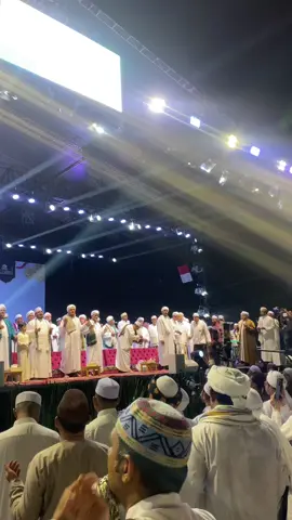 Habib Umar bin Hafidz di Monas Majelis Rasulullah SAW  #monas #habibumarbinhafidz #majelisrasulullah #majelisrasulullahmadura  KH. Muhammad Rofi'i Baidhowi #alhamidybanyuanyar 