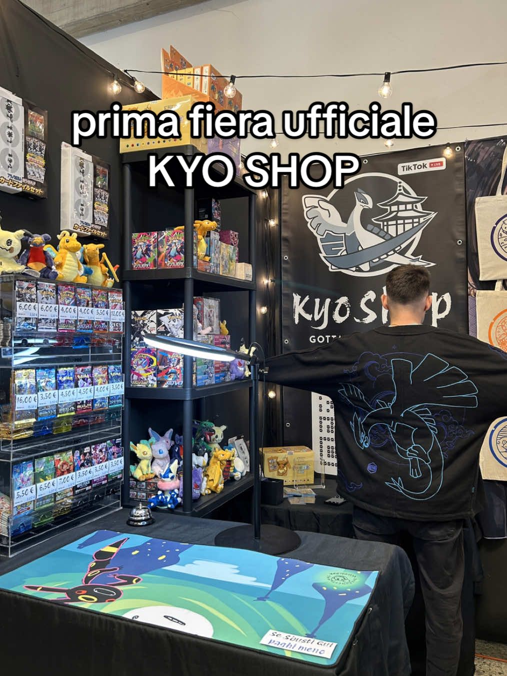 Prima fiera ufficiale, ci abbiamo provato e ci siamo sicuramente diverti.  Grazie soprattutto a chi della community è passato a trovarmi 🙂 #comofun #tcgpokemon #fieradelfumetto #gardacon #SmallBusiness 