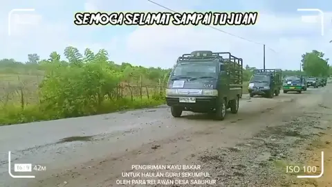 Kegiatan relawan desa sabuhur hari ini pengataran kayu bakar ke sekumpul 40 mobil pick up dan 1 yunit mobil truk, minta doa nya lancar di perjalanan dan di mudahankn dlm segala hal #haul #sekumpul #guru #acara #pastifyp 