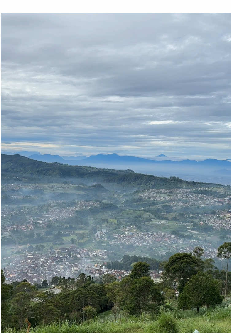 Lembang yang cantik ini bikin aku candu dengan view yang indah 😍 📍Gn putri lembang #gunungputrilembang #bandunghits #xyzbca #fyp #trending 