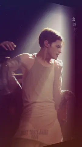 Cái bóng của thầy dưới ánh đèn,tính từ đỉnh đầu ở chóp đuôi tóc,tới sóng mũi thầy,kéo xuống dưới thành hai đường thẳng song song luôn kìa bây🙂#james #cortis 