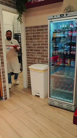 La password del Wi-Fi non è per tutti… 😂 Guarda come finisce! 👇🍕” #IlClienteDellaWifi #PizzaTok #QebonaPizza #MicaPizzaEFichi #TikTokItalia 