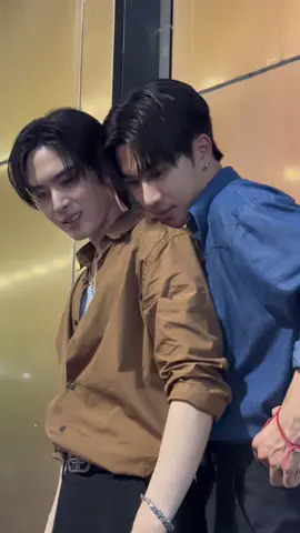 ต้องเขินอะไรก่อนระหว่างพี่เพิ้ดเอาคางไปเกยไหล่น้องต้า กับน้องต้ายื่นแก้มไปจุ่มพี่เพิ้ดก่อน  PERTHSANTA DIMENSION BEAUTY  #InfinityMedicalClinicxPerthSanta#เพิร์ธแซนต้า #perthsanta #perthtanapon #santapongsapak 