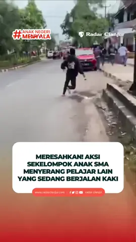 Aksi sekelompok pelajar yang tengah berjalan kaki di wilayah Pasir Hayam dekat Masjid Besar tiba-tiba diserang pelajar lain sambil membawa senjata. Video yang berdurasi 21 detik itu memperlihatkan pelajar yang berjalan kaki berlarian karena dikejar. Belum diketahui kapan terjadinya peristiwa dalam video tersebut. #radarcianjur 