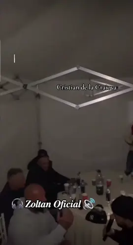 „Cristian de la Craiova cântă live pentru Ghenosu și Limbă, într-un moment de respect pentru cei care au pierdut un frate cu onoare și demnitate. 🎵🙏”#CristiandeLaCraiova #Respect #LiveMuzica #Comemorare    #Ghienosu 