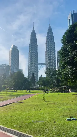 The Twilight Zone of Malaysia 📍KLCC Running Track, KLCC Park Kuala Lumpur. #KualaLumpur #klccpark #petronastwintower #KLCCView 