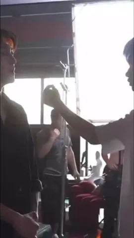 これもしかしてチーチョン役のことじゃなくて俺(田栩宁くんだったら )ていう話してる？笑 本当に流石だは演技に没入してる🥺🥹 さりげ髪の毛についてたほこり？をとってあげる梓渝くん優しいね #ziyu #tianxuning #日本語字幕 #revengedlove 