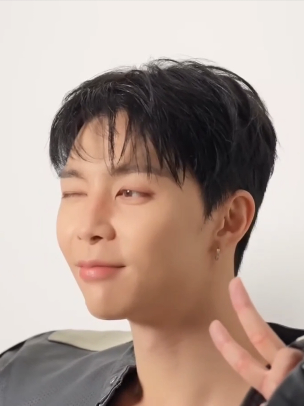 Johnny cuts from 2026 NCT 127's Seasons Greetings Behind. (Bonus: JohnDo 😉) cr. NCT 127 YT #쟈니 #Johnny #nctjohnny #NCT127 #Doyoung 