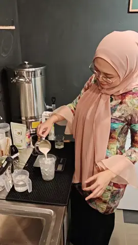 Pouring calm, one whisk at a time 🍵  #missrosegaming #dapurmissrose @MissroseGaming @MissroseGamingStore @MThree Hotel 