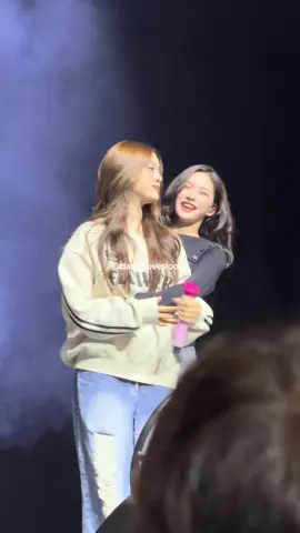 Isa and J during Stereotype sound check 😱🥺🔥  #isa #j #stayc #stanstayc #stayctourstaytuned 