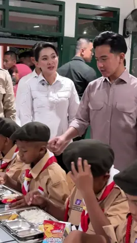 Saya bersama Gubernur Maluku Utara Ibu Sherly Tjoanda mendatangi Sekolah Rakyat Menengah Pertama (SRMP) 26 Sentra Wasana Bahagia Ternatepada. Kami meninjau berbagai fasilitas, mulai dari asrama siswa hingga gudang logistik yang dikelola oleh Kementerian Sosial, berisi bahan makanan dan perlengkapan harian yang dibutuhkan siswa. Semoga siswa-siswa semangat belajarnya 💪🏻🇮🇩