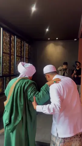 Masyallah habib umar silaturahmi ke podcast terbaik no 1 di indonesia close the door 🥰🤲🏻  Semoga allah swt slalu menjaga beliau dan murid2 beliau beserta orang yg mencintai beliau 🤲🏻🤲🏻 #fyp #closethedoor #dedycorbuzier #habibumarbinhafidz #ulama 