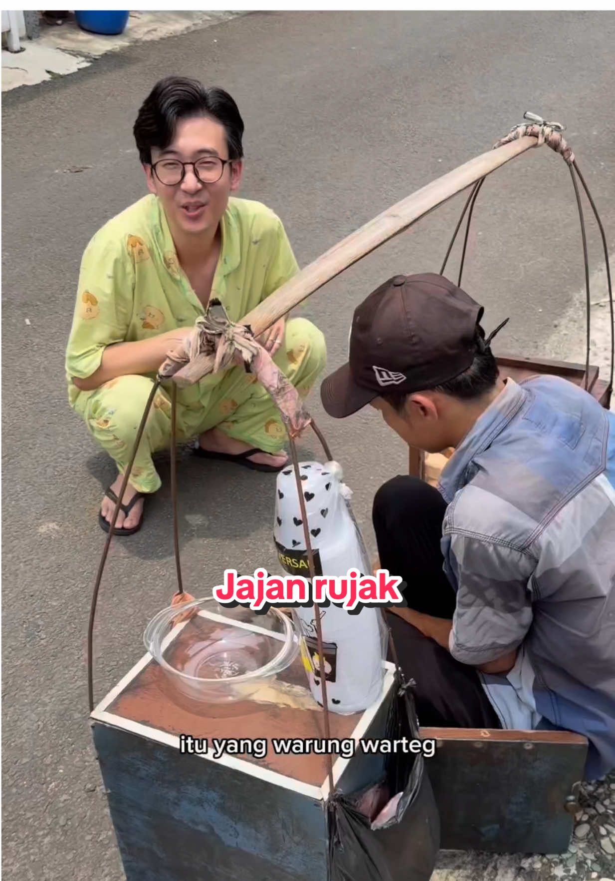 Jajan rujak lewat depan rumah #kimdea #omkimdea #koreanindonesiancouple #jajandibalkon 