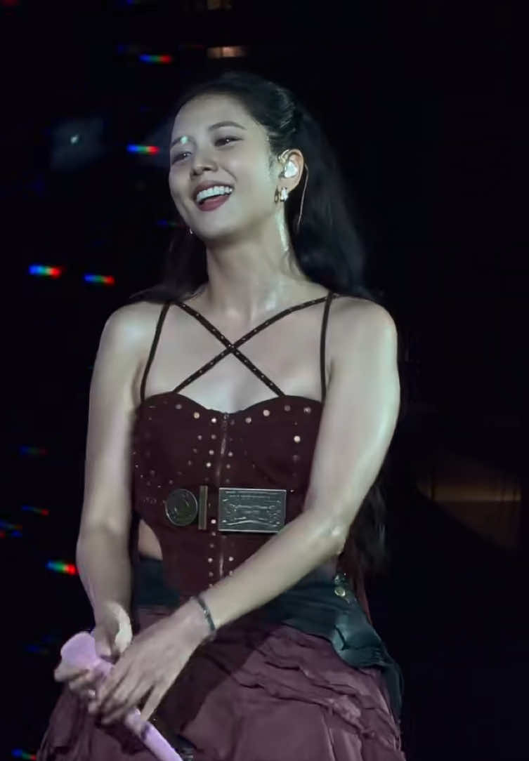 Dia keringetan malah makin hottt 🥵 #JISOO #JICHU #KIMJISOO #BLACKPINK_DEADLINE #DEADLINE_IN_KAOHSIUNGDay2 #BLACKPINK