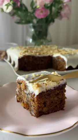 ⁨	עוגת גזר עסיסית עם קרם גבינה וניל תבנית: תבנית בגודל 24×24 ס”מ או אינגליש קייק מצרכים לעוגה: 	•	190 גרם גזר מגורד גס 	•	3 ביצים (L) 	•	300 גרם סוכר חום דביק 	•	200 גרם שמן 	•	½ כפית סודה לשתייה (כ־3 גרם) 	•	2 כפיות קינמון גדושות 	•	140 גרם אגוזי מלך קצוצים גס 	•	90 גרם צימוקים (ניתן להשתמש גם במשמשים או תמרים אם רוצים) 	•	280 גרם קמח רגיל 	•	2 כפיות אבקת אפייה אופן ההכנה: 	1.	מחממים תנור ל־180 מעלות (חום עליון־תחתון). 	2.	בקערה גדולה טורפים ביצים עם הסוכר החום עד שהתערובת אחידה. 	3.	מוסיפים בהזרמה דקה את השמן תוך כדי טריפה. 	4.	מוסיפים את הגזר המגורד, הקינמון, האגוזים והצימוקים. 	5.	לבסוף מוסיפים את הקמח, אבקת האפייה והסודה לשתייה, ומערבבים בעדינות רק עד לאיחוד. 	6.	יוצקים לתבנית משומנת . 	7.	אופים כ־40–45 דקות, או עד שקיסם הננעץ במרכז העוגה יוצא יבש. 	8.	מצננים לגמרי לפני שמורחים את הציפוי. טופינג (קרם גבינה וניל): 	•	150 גרם גבינה שמנת (פילדלפיה / נפוליון / גבינת שמנת 25%) 	•	180 גרם אבקת סוכר (כ־1½ כוסות) 	•	100 גרם חמאה רכה 	•	כפית מחית וניל איכותית אופן הכנה: מערבבים את כל החומרים יחד בקערה עד שמתקבל קרם חלק, רך ואחיד. מורחים על העוגה הקרה. אפשר לקשט מעל באגוזים קצוצים . העוגה משתבחת אחרי לילה במקרר — נעשית עוד יותר רכה ועסיסית!⁩