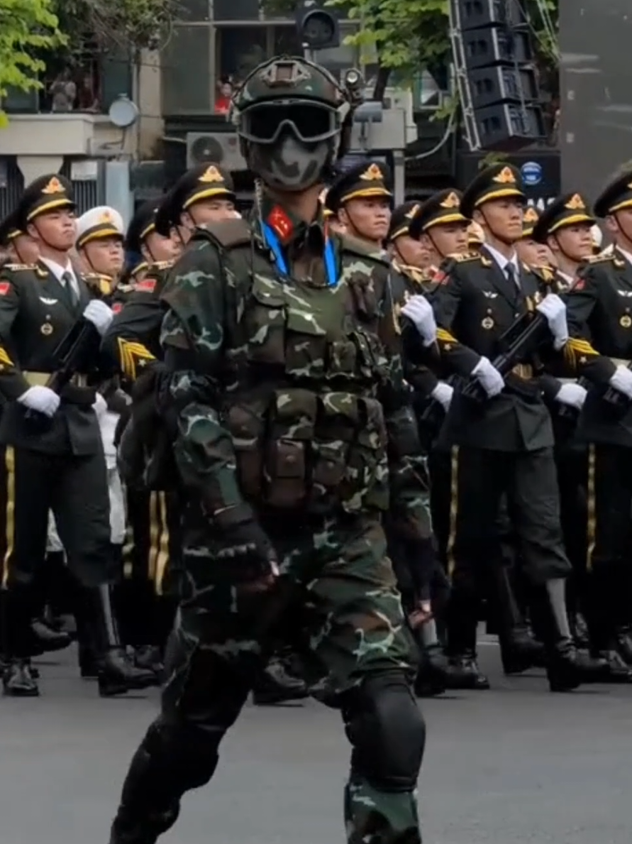 Góc có thể mọi người đã biết nhưng cũng xin chính thức giới thiệu: đồng chí trong video là bias của mình ☺️ Đồng chí SLAY - 5 ngày xuất hiện và phần còn lại là biểu tượng ❤️  Cảm ơn Tổ Quốc vào mùa hè của năm 2025 đã cho mình nhìn thấy đồng chí 🇻🇳 Năm tháng này, tất cả sự trân trọng và yêu quý đều là thật tâm ❤️  Mình thật sự muốn nhìn thấy dáng hình này trong bộ quân phục thực hiện nhiệm vụ một lần nữa, nên là hãy gặp lại nhau nhé, dù là A90 hay A100 của sau này, dù là ở bất kỳ cương vị nào ☺️ #trinhsatdacnhiem #tongcuc2 #a80 #quandoinhandanvietnam 