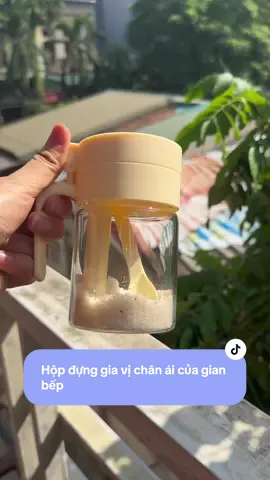 Nhỏ nhỏ , xinh xinh rất lá ưng luôn ấy,nhất là cái màu này nhìn nó đẹp ,chất liệu hũ là thuỷ tinh nên rất sạch sẽ và dễ nhìn.Có 2 cách lăys gia vị 1 là mở nắp dùng thìa múc ,2 là đổ trực tiếp qua phần lỗ có trên nắp rất tiện lợi luôn ,mọi người kích vào giỏ hàng tham khảo nha #DuongVuiVe #tienich #tienichcuocsong #thinhhanh #hopdunggiavi 