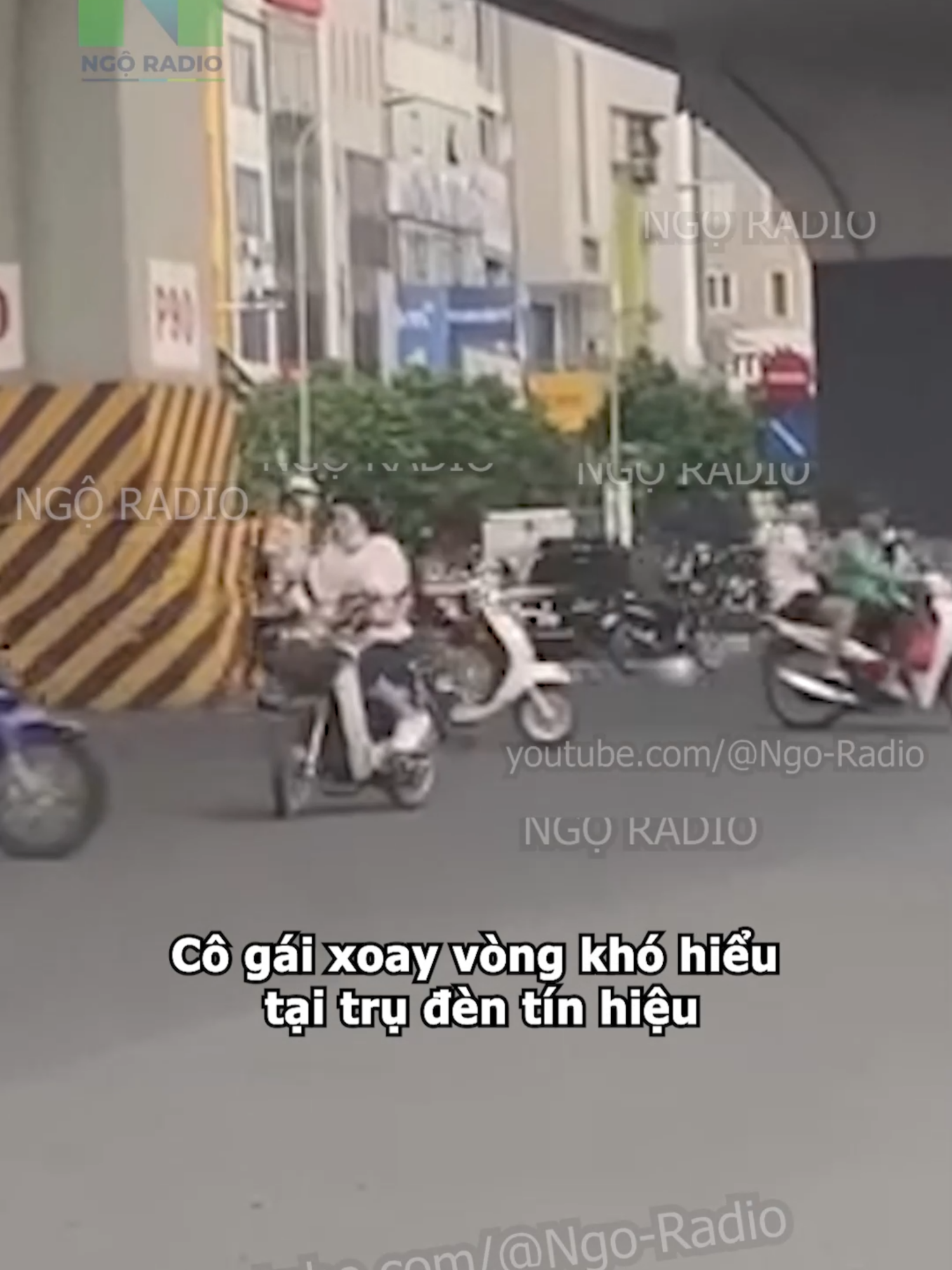 Cô gái xoay vòng khó hiểu tại trụ đèn tín hiệu#viraltiktok #tintuc #ngoradio #haihuoc #cuocsong #giaothong