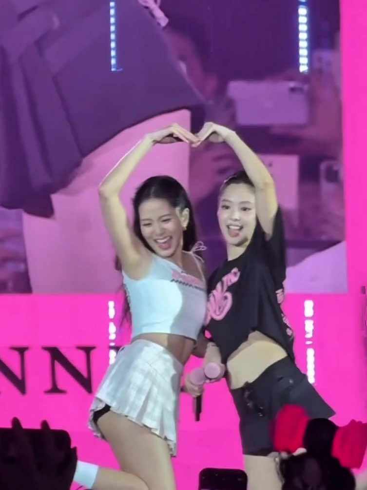 Jensoo heart pose 🥹🫶🏻 #BLACKPINK_DEADLINE #DEADLINE_IN_KAOHSIUNGDay2 #BLACKPINK #JISOO #JENNIE #JENSOO  