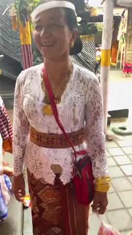 Menyala dan menguning ibu' cantik ini 🥰🫶🏻 #fyp #fypage #infobali #infokarangasem #ibuhebat #emas 