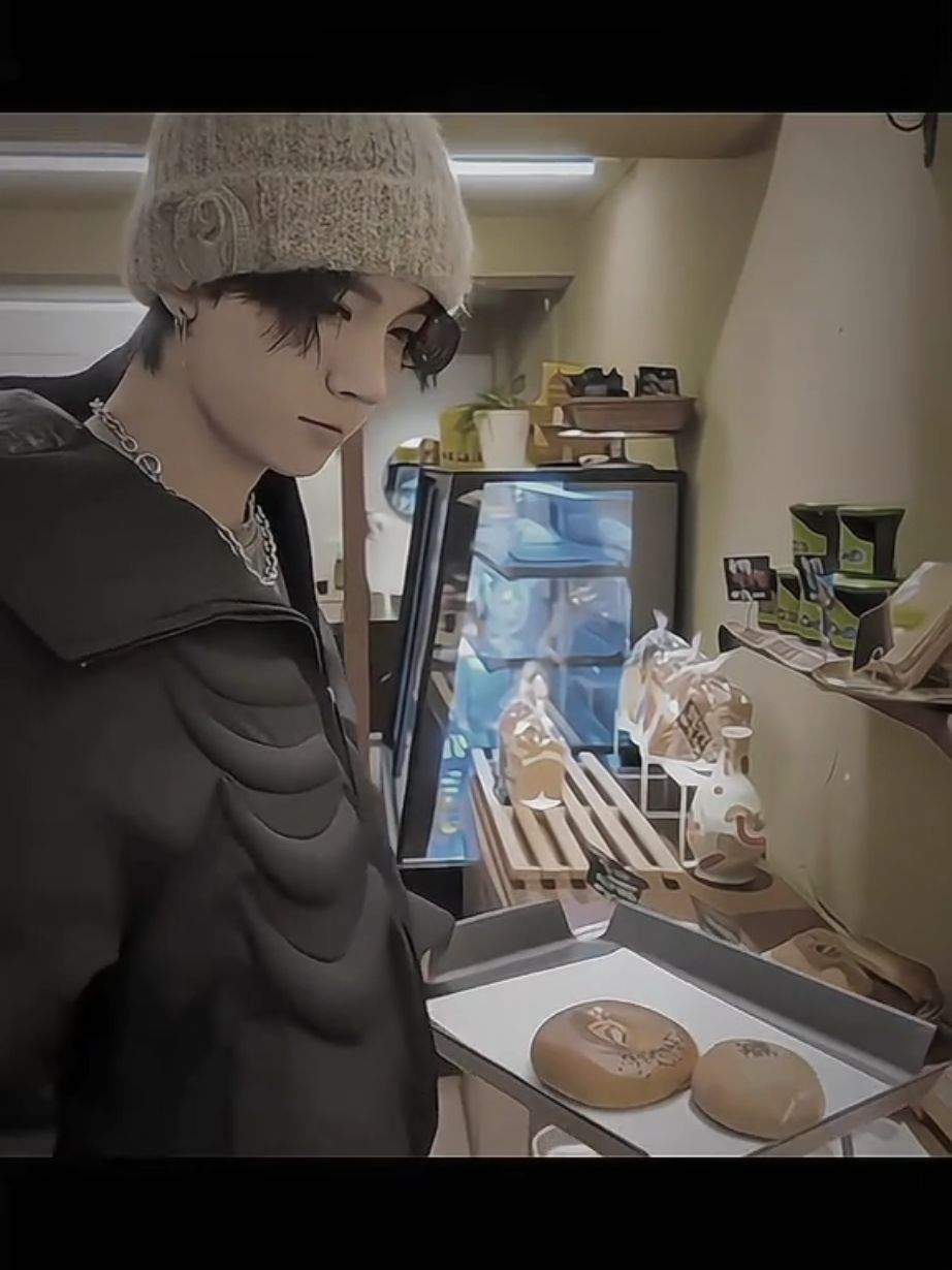 Pov : kamu dan heeseung saling menyimpan perasaan dan kalian saling mengerti kenapa rasa itu hanya di simpan. Heeseung adalah anak yang terlahir dari keluarga yang berada, sedang kan kamu hanyalah gadis desa yang mencari ilmu pengetahuan di kota.  Selama lima tahun kalian bertemu.. Hari-hari kalian hanya di hiasi dengan kebersamaan. duduk di taman bersama, jalan-jalan menelusuri trotoar menggunakan motor heeseung,dan hal hal lain, yang akhirnya malah menimbulkan rasa cinta dan kenyamanan yang harus di simpan satu sama lain.  Heeseung selalu bilang 