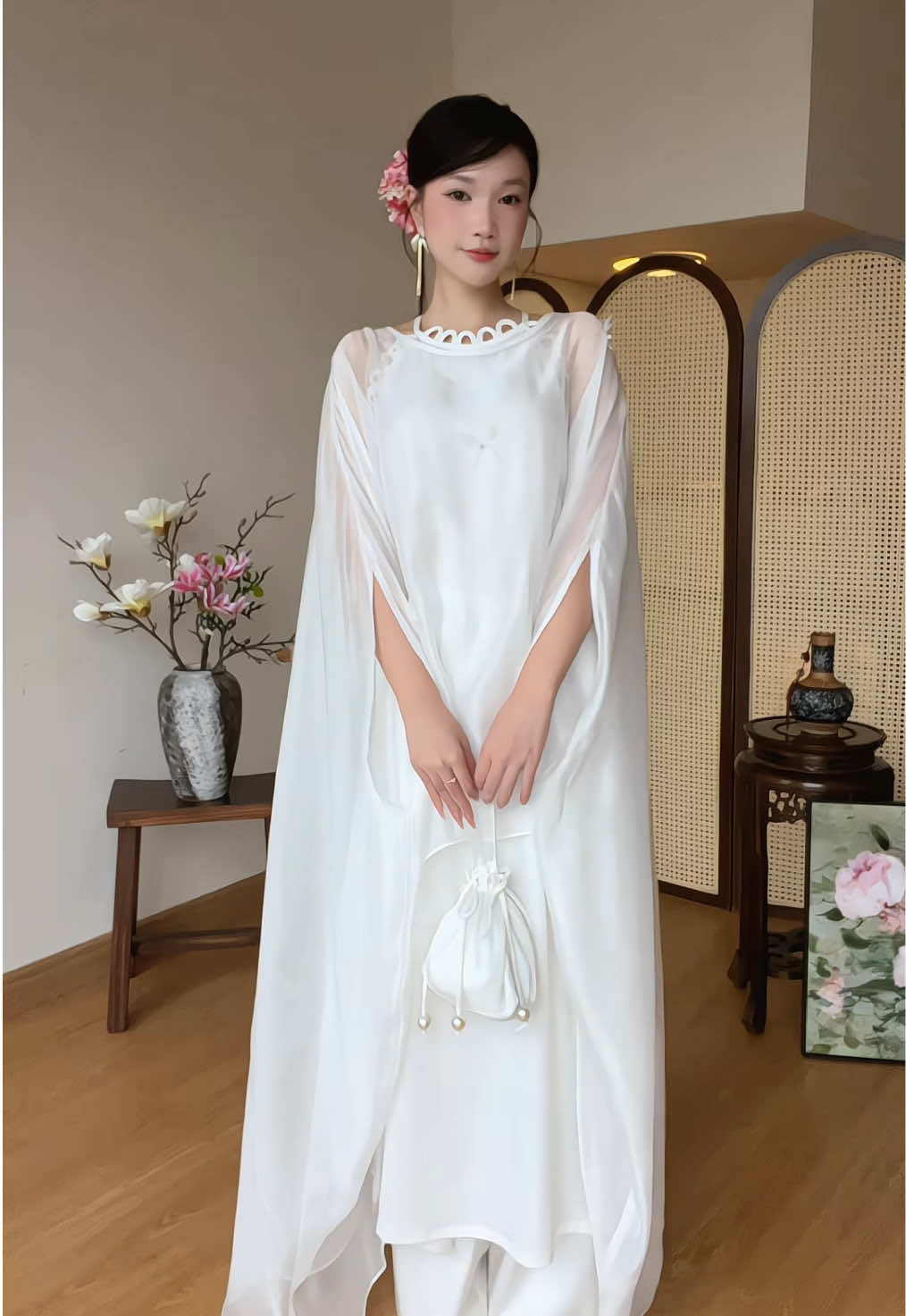 Tựa mây trời thong dong giữa vườn xuân, nàng khoác lên mình Bạch Tường Vân – nhẹ tựa sương, mà vẫn đượm vẻ kiêu sa của một áng ngọc trời. #sd397 #aodaithietke #AodaiCollection #aodailana 