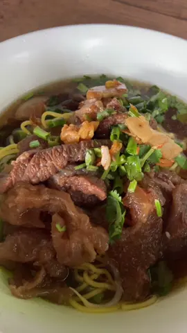 หมีเหลืองเนื้อเปื่อย เอ็นเด้งๆ กับกากเจียวหอมๆ กรอบๆ อร่อยนะ กดเลย 👍👍👍 #กากหมูกรอบๆ #กากหมู #รีวิวอาหาร #กากหมูเจียว  #กินกับกั๊ก