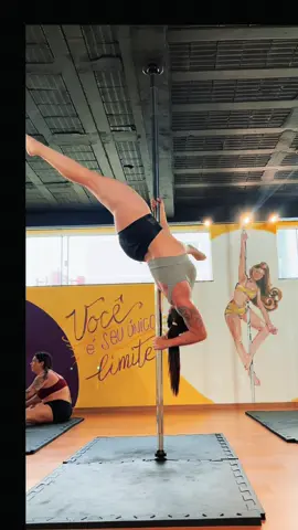 Uma sequência bem gostosinha de fazer na giratória #poledance #polespin #polesport #poledancelove 