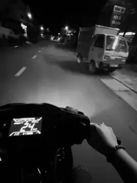 “Đêm chạy vài vòng phố vắng, gió lùa qua tay nghe lòng trống trơn. Không cần điểm đến, chỉ cần yên một chút… chill theo nhịp ga, buồn theo nhịp tim.” #xuhuong #fyp #viral #cap #fbtxuhuong 
