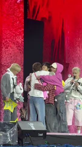 cómo se abrazaban tenían mucho frío los amo 🩵🥺@Stray Kids  #dominatetourstraykids#stay  #skz#straykids#dominatetour 