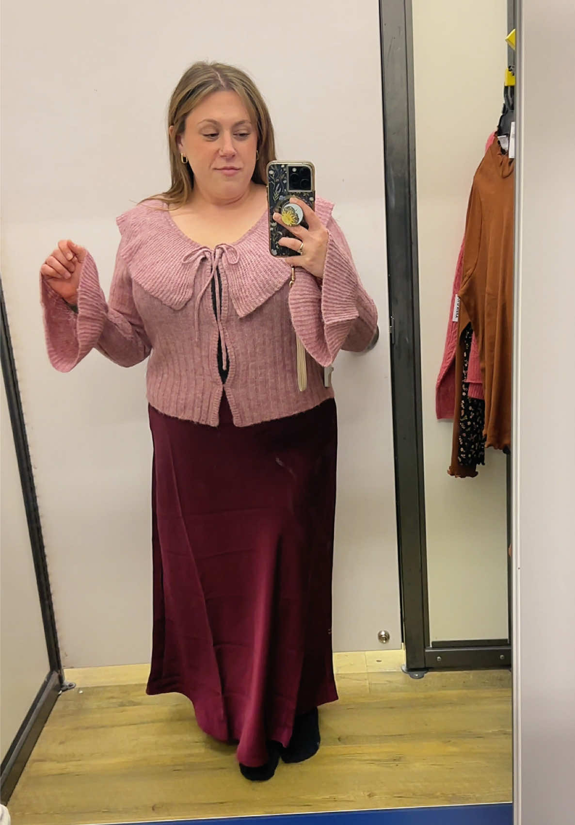 I found soooo many cute things at Old Navy! A few items were sold out in my size but I tried them on anyway in either a smaller or bigger size to see if I even liked them. I took home a few of these pieces that I tried on, can you guess what I bought?  . . . #oldnavy #oldnavystyle #shoppinghaul #fallstyle #outfitinspo 
