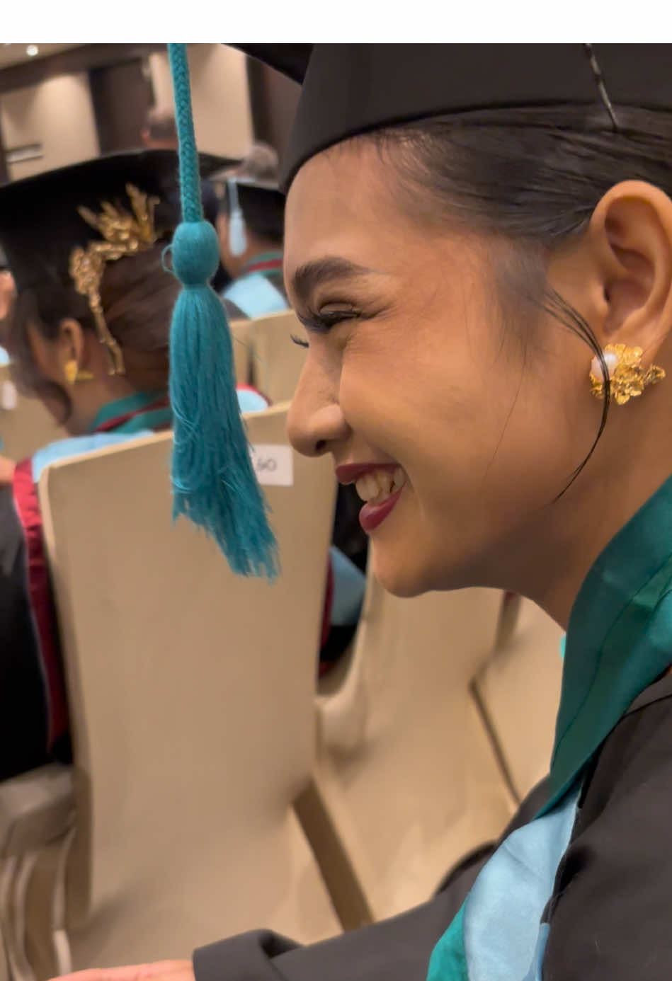 Awalnya ngetawain sendal temenku sizenya masih nempel, ternyata aku lebih parah🤣 #graduation #poltekkeskemenkes 