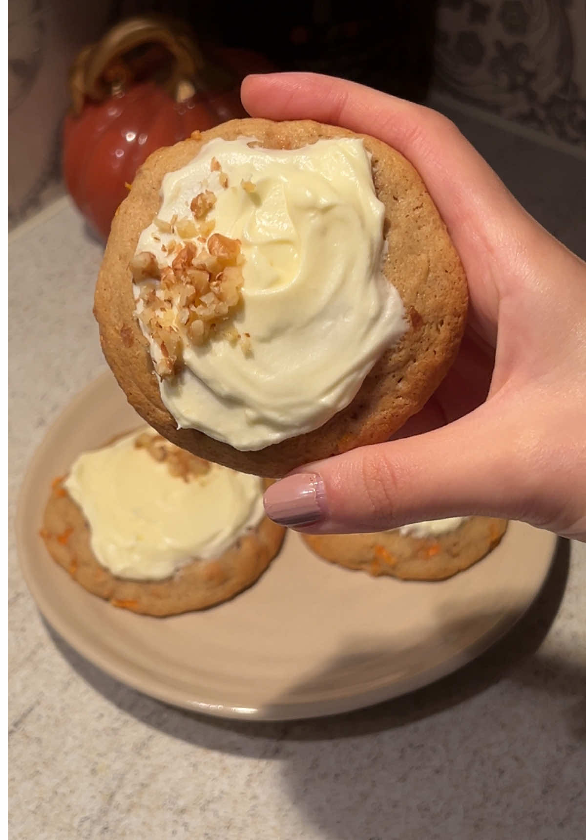 Carrot cake cookies 🥕 165g flour 1 egg 1/2 tsp baking powder 1/2 tsp baking soda 1/4 tsp cinnamon 1 tsp vanilla extract  100g unsalted butter, melted 50g granulated sugar 50g brown sugar 50g carrots, shredded  30g walnuts chopped  Frosting  90g cream cheese 50g unsalted butter 80g icing sugar  Bake in a preheated oven at 180°C for 10 minutes! 💞 #baking #cookies #carrotcake #carrotcakecookies 