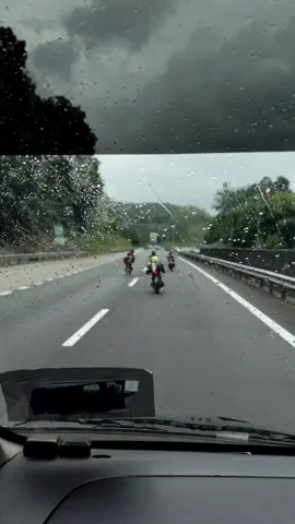 Kami respond satu kes mva car skidded di highway . Kami ni dah la nak cepat lepastu Dalam perjalan nak kesana ada pulak geng² budak tak berapa cerdik ni buat aksi bangang pulak depan kami. Kami bagi hon pon depa buat tak tahu . Haish betul² menyusahkan org depa ni. #fyp #CapCut 