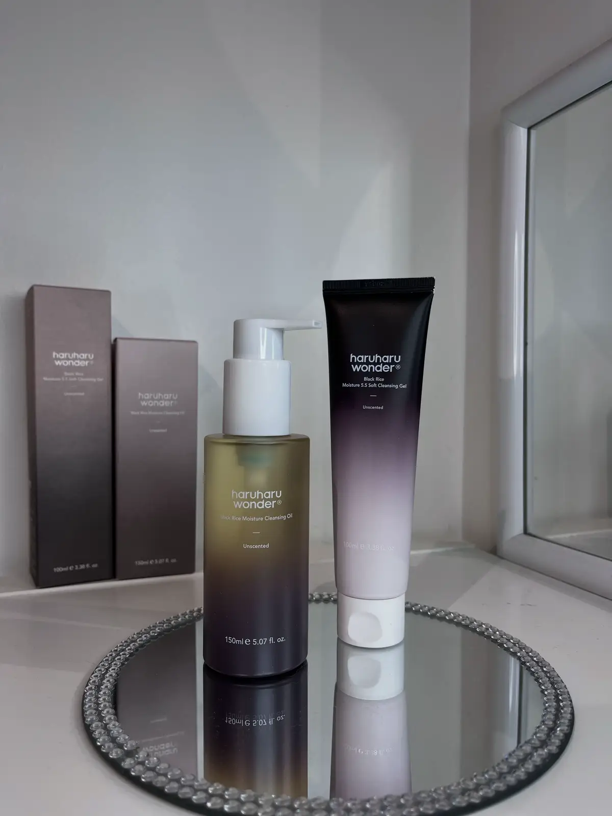 🌿🌿Haruharu wonder🌿🌿 🌿Coucou, aujourd’hui je vous partage une marque que je connais depuis quelques mois et elle me plaît de plus en plus car elle prend soin de ma peau sensible sans l’agressé.  🌿Ça fait bientôt un mois que je utilise ce duo de la marque @haruharuwonder_official  🌿Le huile est efficace, cette huile de nettoyage combine 95 % d’huiles végétales naturelles pour un nettoyage en profondeur et une hydratation qui dure. Sa formule intègre l’huile de son de riz noir coréen, reconnue dans le monde de la cosmétique à 100 % de concentration, et chargée de minéraux et de protéines pour une peau renforcée.  🌿Le gel nettoyant purifiant a une formule légèrement acide riche en tensioactifs dérivés de la noix de coco assure une élimination en profondeur des saletés, cellules de peau mortes et impuretés. Supplémentée d’extrait de riz noir, elle permet de garder une peau rebondie et hydratée. Ce gel a une mousse fine, délicate et non irritante, idéal pour les peaux sensibles.  💥Cette routine est vraiment très agréable à utiliser le huile est un magnifique démaquillant même pour les produits waterproof, il pique pas dans les yeux, il est idéal pour nettoyer les cils en profondeur sans les cils et sans agresse les yeux. Le gel complet cette routine en donnant un peau douce et propre en quelques minutes. 💟Merci à @ohmybeloved_official et @haruharuwonder_official ##DoubleCleansing #MakeupRemover #SensitiveSkin #GlassSkin #blackrice #peauparfaite #skincare #peausensible #nettoyageenprofondeur 