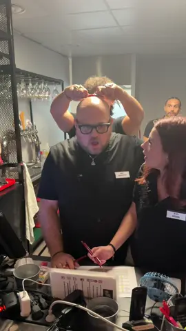 Pour son premier jour , Andy et Jérémy font croire à Charlie que la tradition est celle ci ! Bien sure c’est un piège . Le prank va mal fini ou plutôt il va finir … dans mon bureau … jamais ils ne s’arrêtent ces deux là ! #mledirecteurofficiel #dansmonbureau #mledirecteur #remsapa 