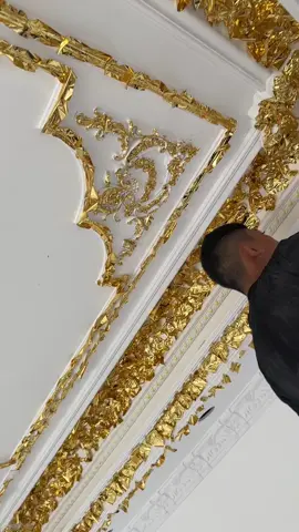 Lá vàng bay phất phới ☺️  Trần tân cổ điển , Tấm vĩnh tường + Phào chỉ nhựa PU dát vàng  #thicongphaochi #thicongdatvang #tancodien #phaochinhatanh #phaochidatvang 