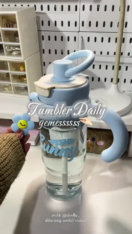 aku emg nyari tumbler yang bukan tahan panas dingin, yang yg bening biasa aja dan kapasitas besar, karna untuk daily minum air putih, eh nemu ini gemess bangett tolong😭🫵🏻 siapa coba yang tahan untuk ga CO 😭😻 #tumbler #tumblersoftiktok #tumblerdaily #botolminum #rekomendasitumbler 