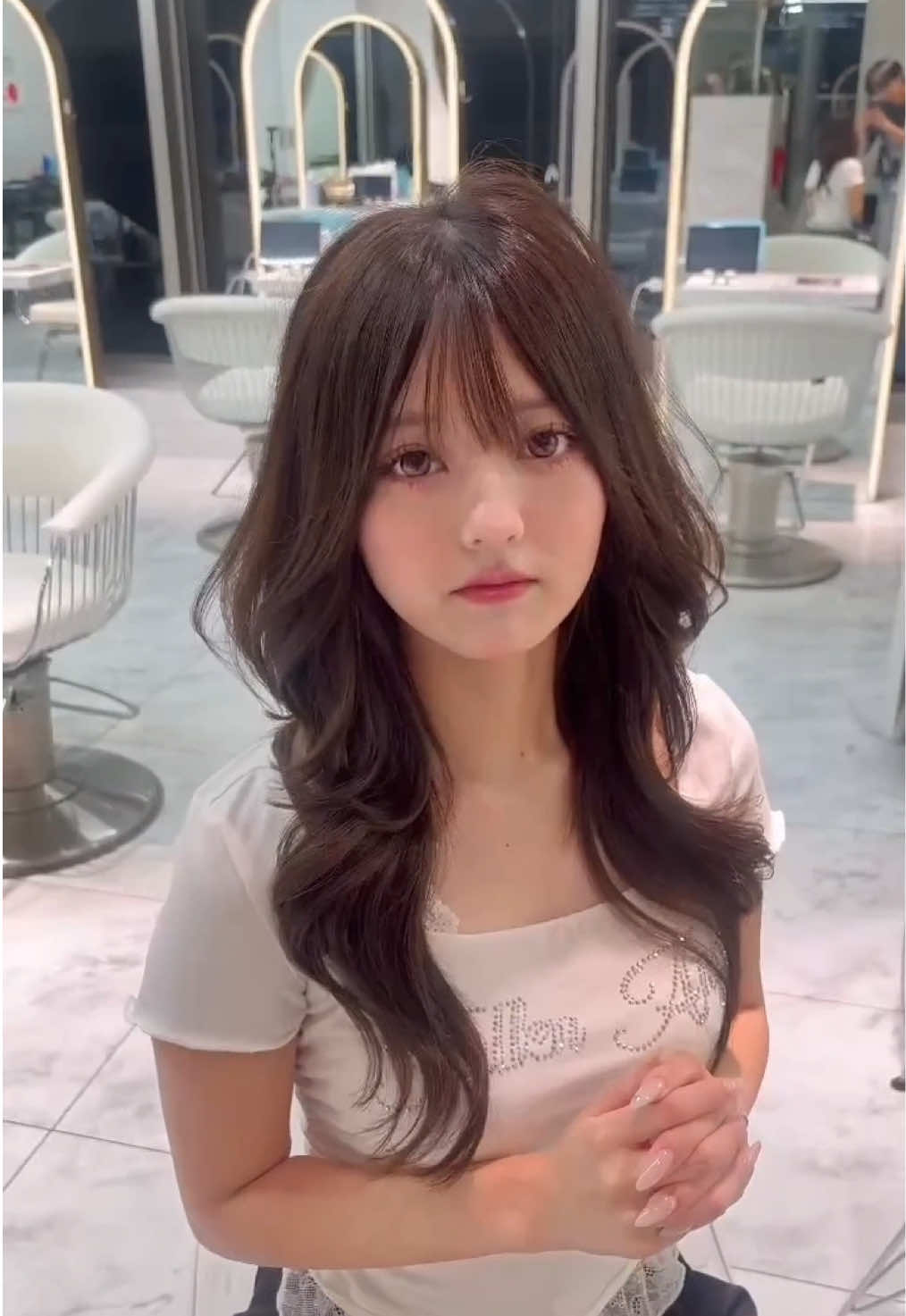 人気の韓国ヘアの中でも、こなれ感たっぷりのハッシュカット。 顔まわりから後ろにかけてレイヤーを入れることで、動きと抜け感をプラスし、自然に小顔効果を叶えてくれます。 毛先に軽さが出るので巻きやすく、外ハネや波巻きスタイリングとの相性も抜群。 トレンド感をしっかり押さえながら、扱いやすさも兼ね備えた万能スタイルです。 「韓国っぽい雰囲気にしたい」「レイヤーで垢抜けたい」という方におすすめ。 シンプルなストレートも巻き髪アレンジも映える、旬なヘアスタイルです。