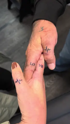 Some matching finger tattoos from yesterday ☀️🌙 #fingertattoo #matchingtattoo #coupletattoo #sun #moon 