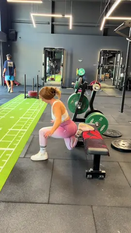 Tu veux réaliser correctement tes fentes bulgares pour un focus fessier ? • Prends une bonne marque pour que lorsque tu descends ton genou soit à 90° • Ne mets pas ta jambe arrière dans l’axe de celle de devant. Met ton pied sur le coté largueur du bassin pour ne lus de stabilité. N’oublies pas d’envoyer ton genou vers l’extérieur lors de la descente. • Penche ton buste vers l’avant pour un meilleur étirement des fessiers en bas du mouvement  • Ton genou doit être au dessus de ton talon  C’est un exercice à forte tension d’étirement indispensable pour cibler tes fessiers #CapCut #bulgariansplitsquat #gymtips #personaltrainer #glutes 