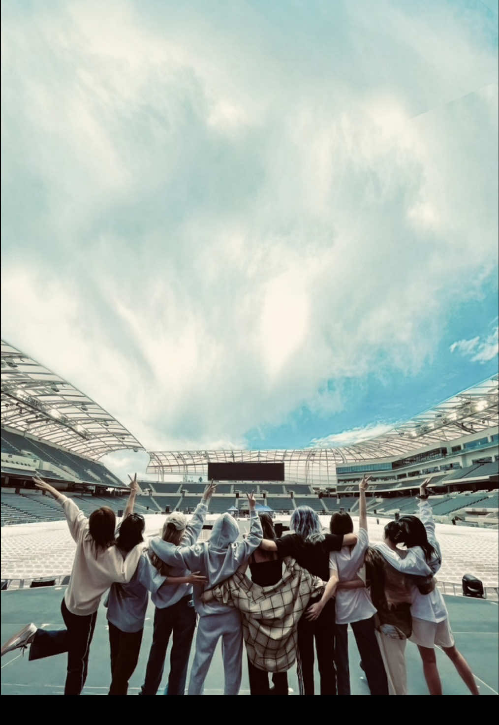 #TWICE:: Hoy es 19 de octubre de 2025, se supone que mañana es el aniversario (20 de octubre), pero en a Corea ya son las 12 am ! 💞🤏🏻 || No me la creo, estoy llorando ☹️, como que ya cumplieron 10 años en la industria. 😭💓 Agradezco demasiado  el amor que a demostrado TWICE por ONCE, me alegro demasiado por ellas, espero podamos disfrutar más años con ellas y escuchar sus canciones. De verdad conocerlas ha hecho un impacto en mi vida, ya que siento que desde que las conocí supe en realidad que tipo de música me gustaba, el estilo, entre muchas cosas más. Me alegra mucho pertenecer a él fandom ONCE (no tóxico), porque es un fandom que apesar de todo trata de apoyar a las chicas y les demuestran que las aman, y lo más lindo es que ellas lo saben y entienden que ONCE hace un esfuerzo gigante. Amo a estas 9 chicas tan lindas y talentosas, no puedo creerlo todavía, las veo y se ven iguales, si cambiaron, pero las veo en  su nuevo mv y se ven iguales 🙁💕  . De verdad, amo a TWICE, y no me da pena decirlo 💘 || 💡:: Me ?  ᶻ 𝗓 𐰁 (𝗛𝗔𝗦𝗛𝗧𝗔𝗚) ! :: #twice #parati #flop #paratiiiiiiiiiiiiiiiiiiiiiiiiiiiiiii @TWICE 
